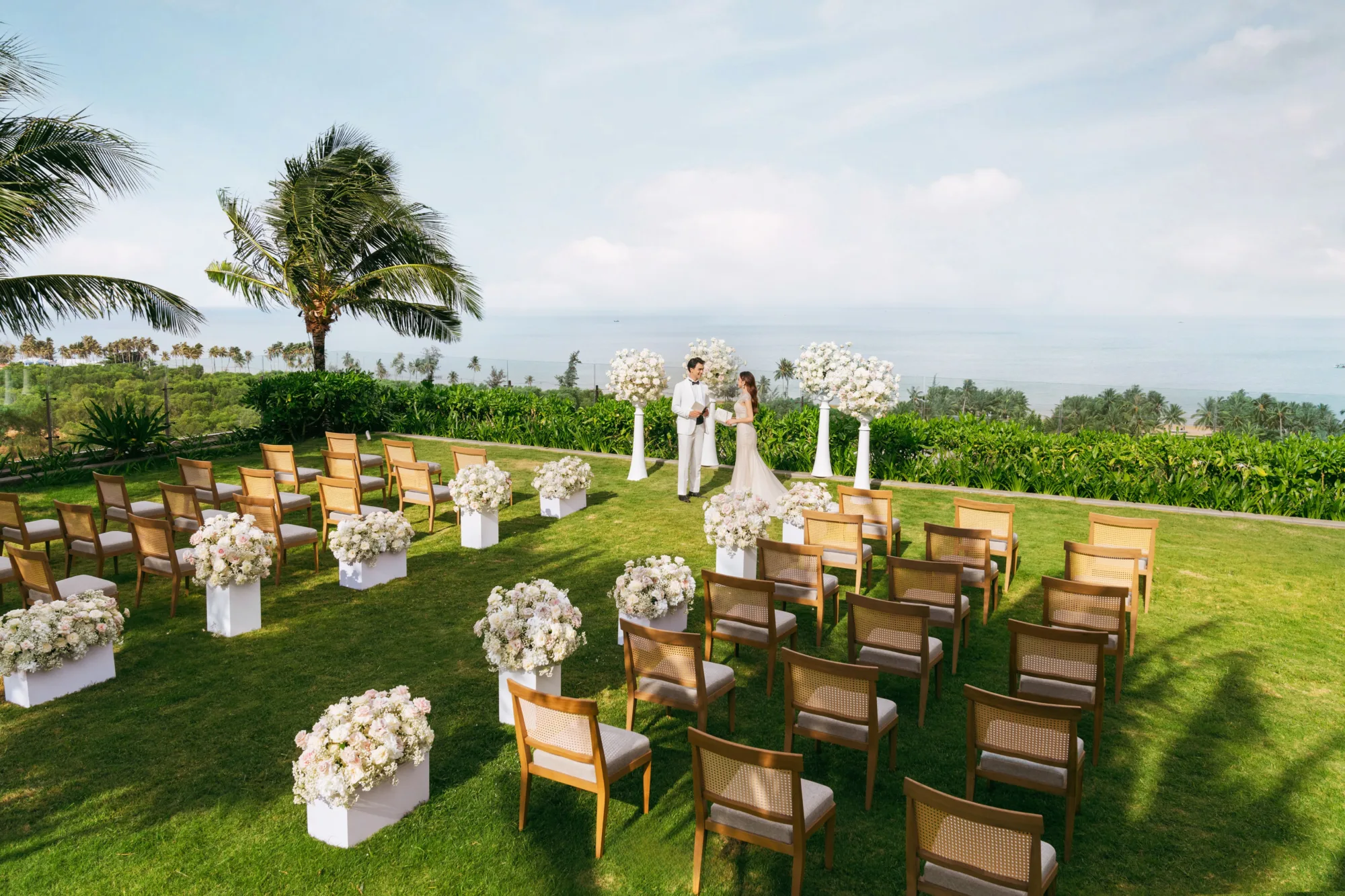 BEACH WEDDING: 7 ĐIỂM ĐẾN LÃNG MẠN CHO LỄ CƯỜI BÊN BỜ BIỂN