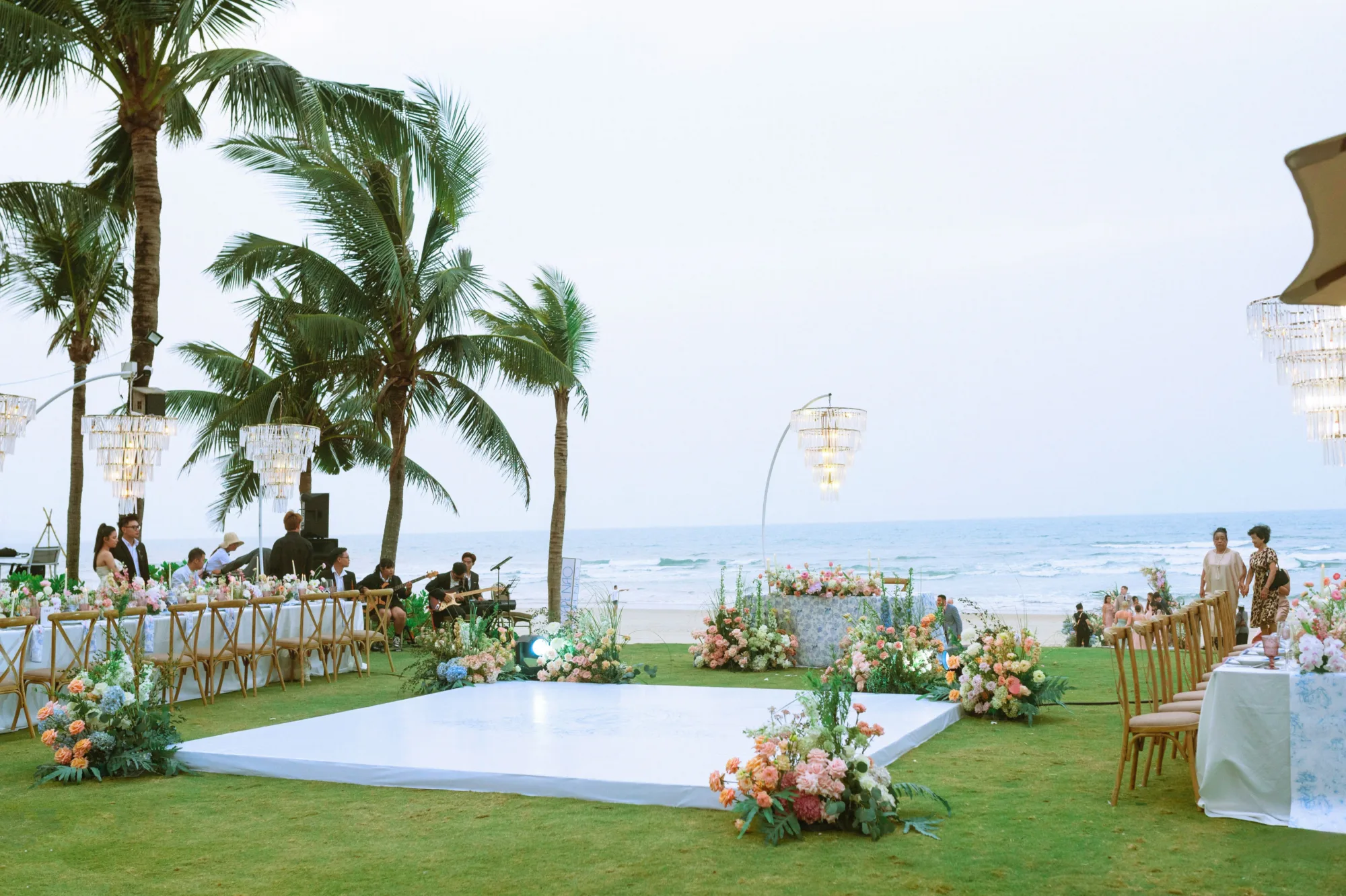 BEACH WEDDING: 7 ĐIỂM ĐẾN LÃNG MẠN CHO LỄ CƯỜI BÊN BỜ BIỂN