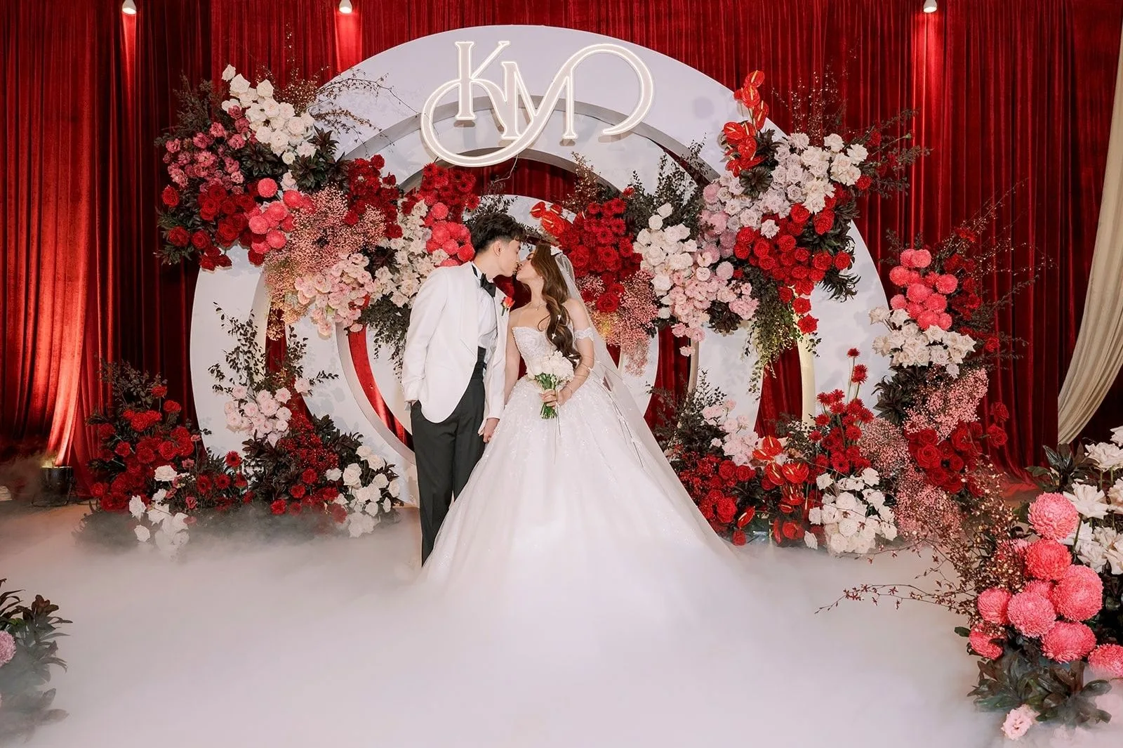 "Blazing Love Heights" - Concept đám cưới đỏ rực: Một Tình Yêu Nồng Cháy